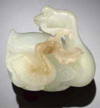 18th/19th century A white and russet jade carving of a duck